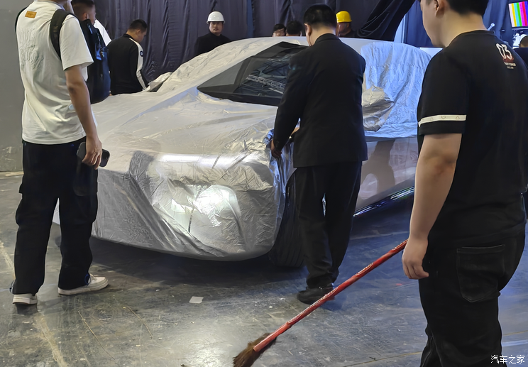 2025上海车展探馆：零跑B01实车曝光 配备激光雷达 定位中型轿车